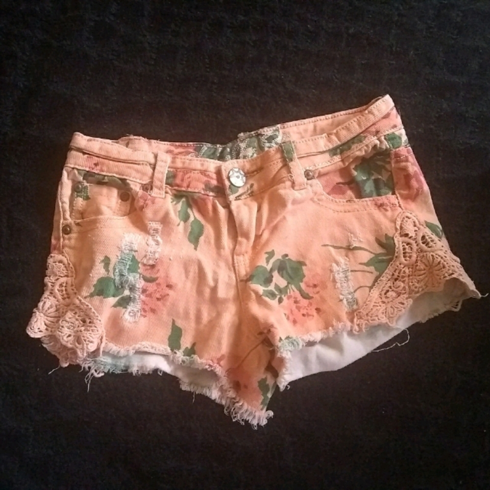 Lace floral short shorts
